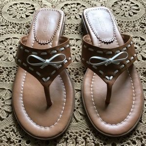 New LANDS END size 7.5 Tan LEATHER thong SANDALS w/ WHITE BOWS